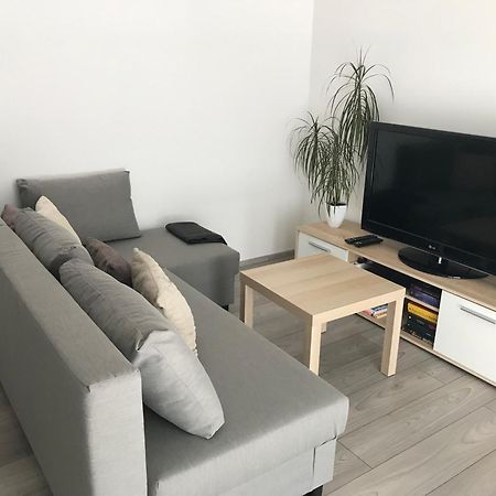 Prijemny Apartman Krovi V Rodinnem Domku Se Sdilenym Bazenem, Terasou A Zahradou Luaran gambar