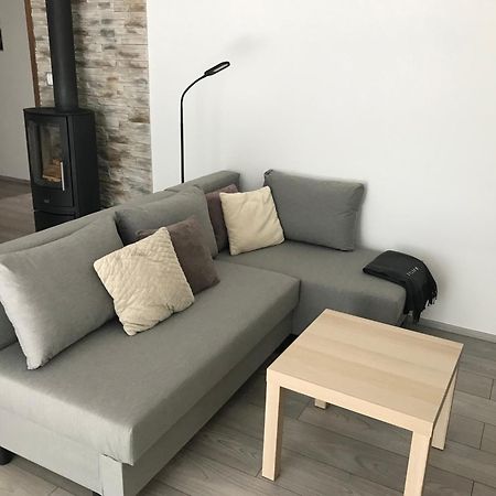 Prijemny Apartman Krovi V Rodinnem Domku Se Sdilenym Bazenem, Terasou A Zahradou Luaran gambar