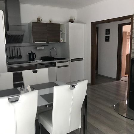 Prijemny Apartman Krovi V Rodinnem Domku Se Sdilenym Bazenem, Terasou A Zahradou Luaran gambar