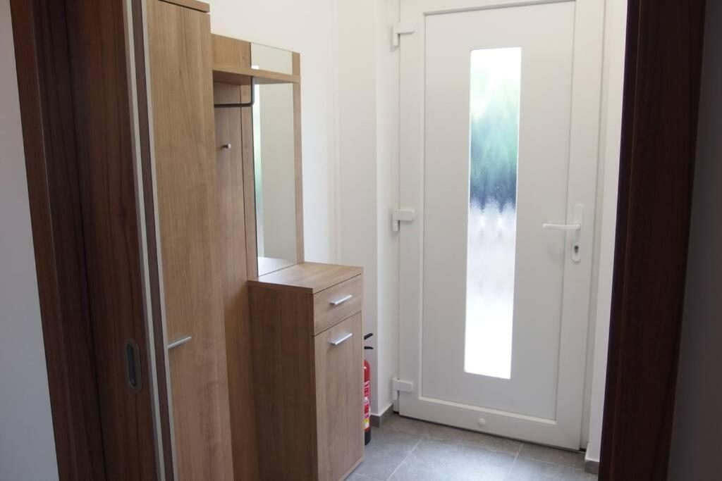 Prijemny Apartman Krovi V Rodinnem Domku Se Sdilenym Bazenem, Terasou A Zahradou Luaran gambar