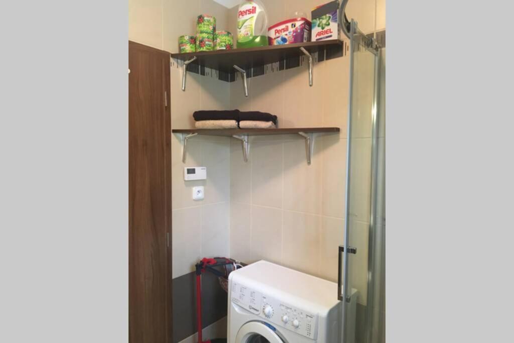 Prijemny Apartman Krovi V Rodinnem Domku Se Sdilenym Bazenem, Terasou A Zahradou Luaran gambar