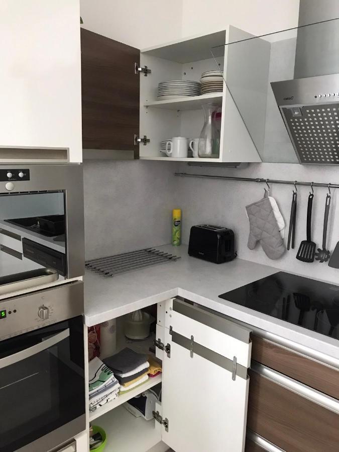 Prijemny Apartman Krovi V Rodinnem Domku Se Sdilenym Bazenem, Terasou A Zahradou Luaran gambar