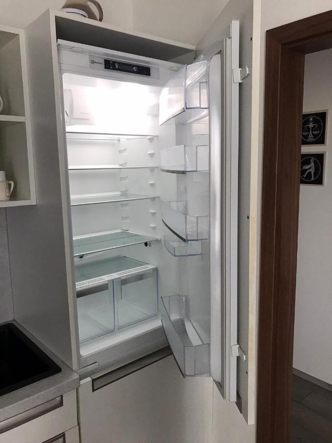 Prijemny Apartman Krovi V Rodinnem Domku Se Sdilenym Bazenem, Terasou A Zahradou Luaran gambar