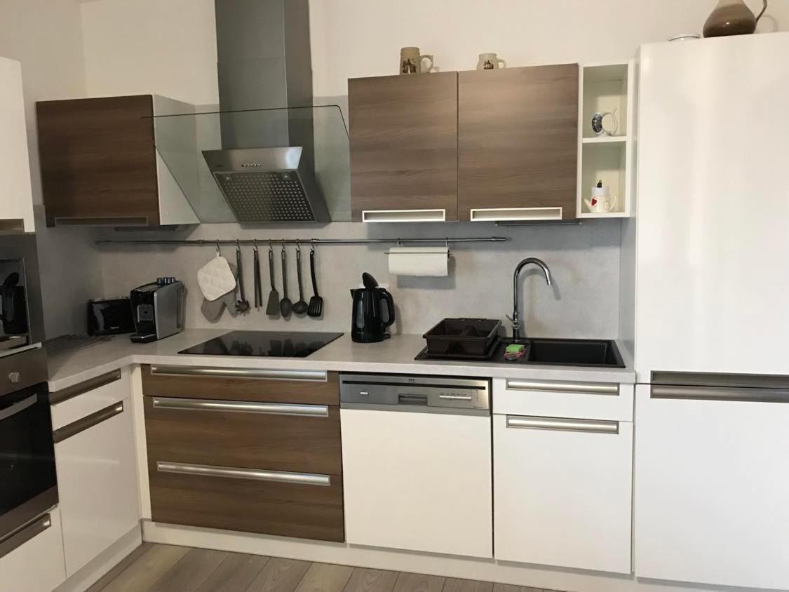 Prijemny Apartman Krovi V Rodinnem Domku Se Sdilenym Bazenem, Terasou A Zahradou Luaran gambar
