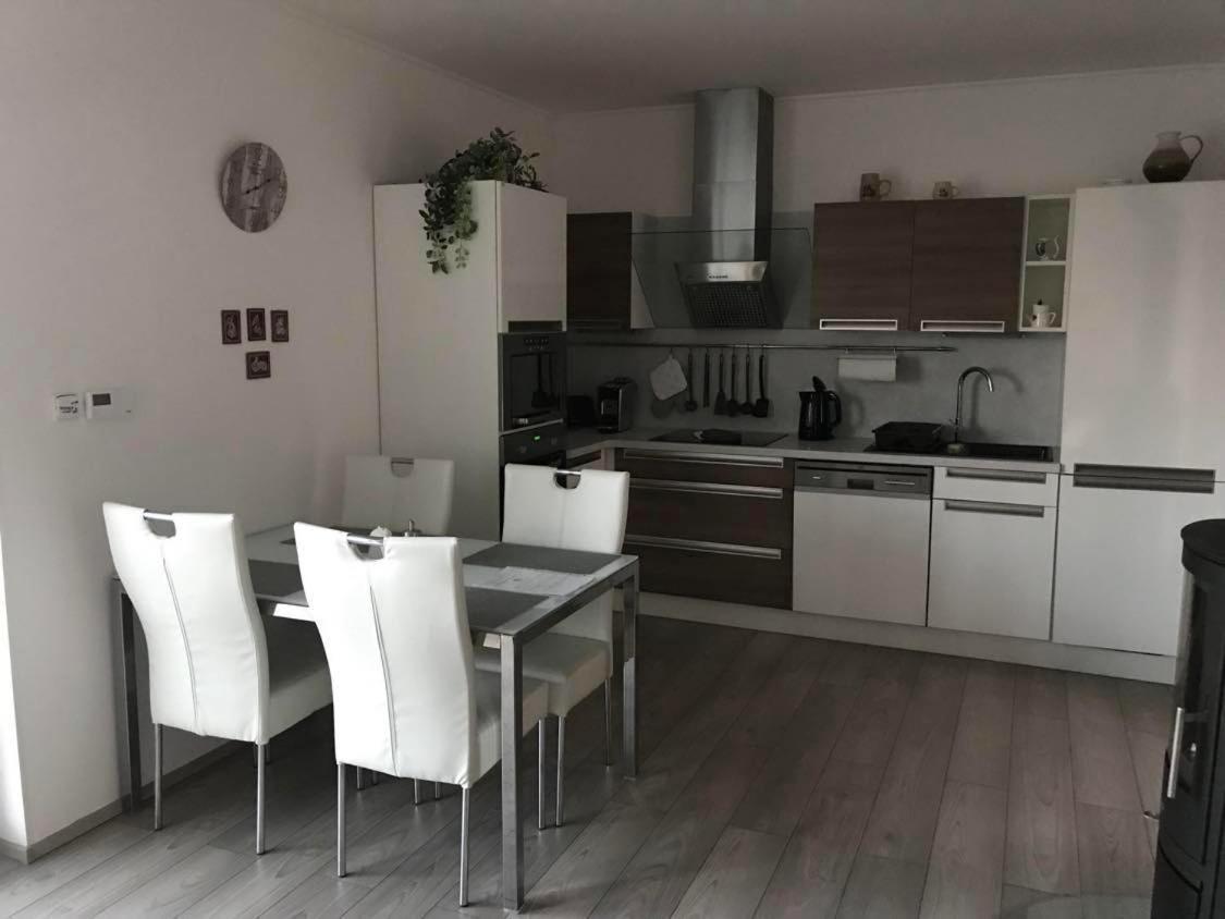 Prijemny Apartman Krovi V Rodinnem Domku Se Sdilenym Bazenem, Terasou A Zahradou Luaran gambar