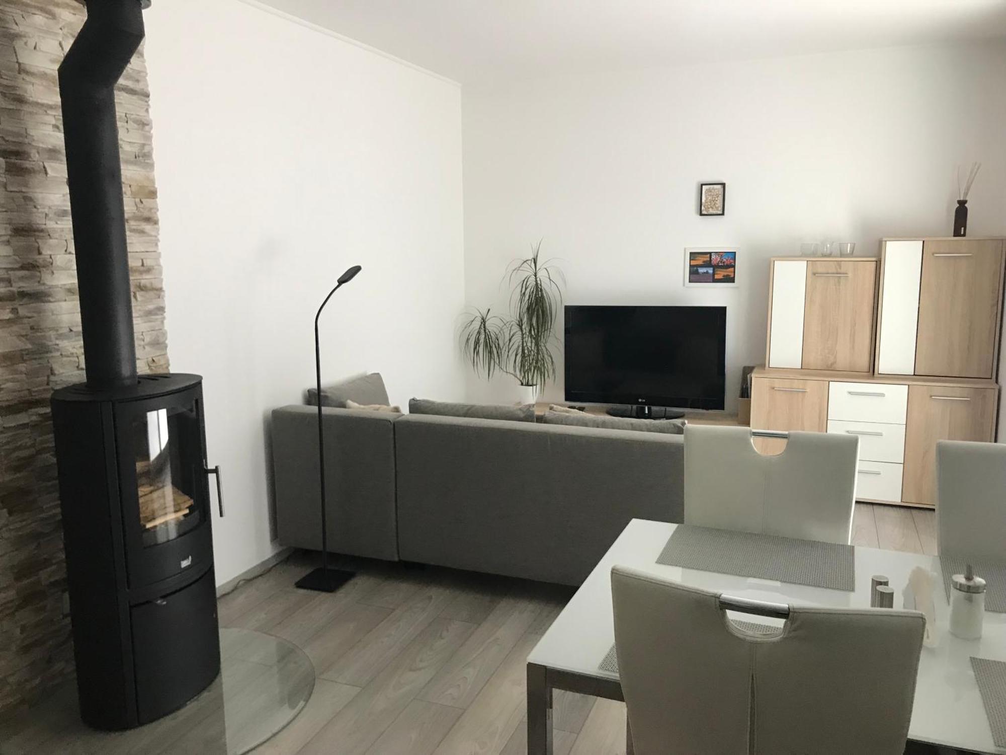 Prijemny Apartman Krovi V Rodinnem Domku Se Sdilenym Bazenem, Terasou A Zahradou Luaran gambar