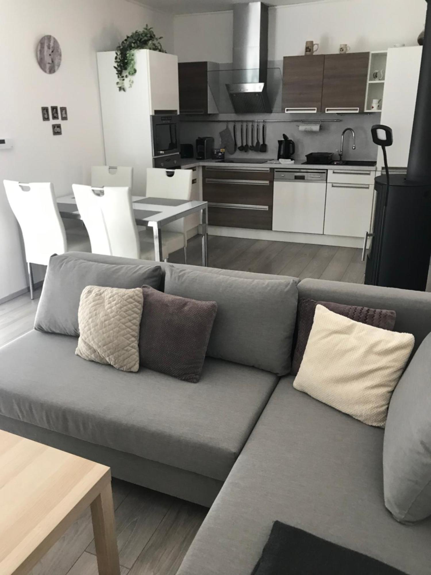 Prijemny Apartman Krovi V Rodinnem Domku Se Sdilenym Bazenem, Terasou A Zahradou Luaran gambar