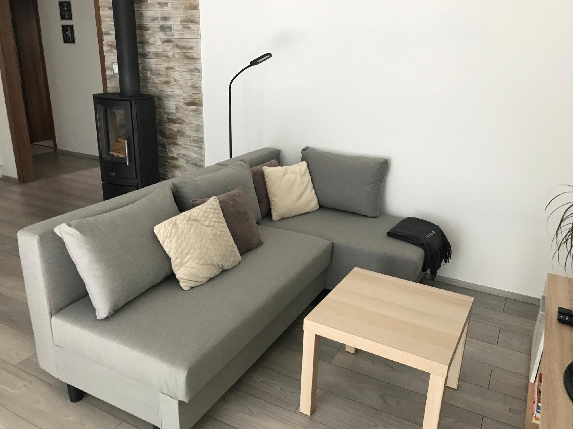 Prijemny Apartman Krovi V Rodinnem Domku Se Sdilenym Bazenem, Terasou A Zahradou Luaran gambar
