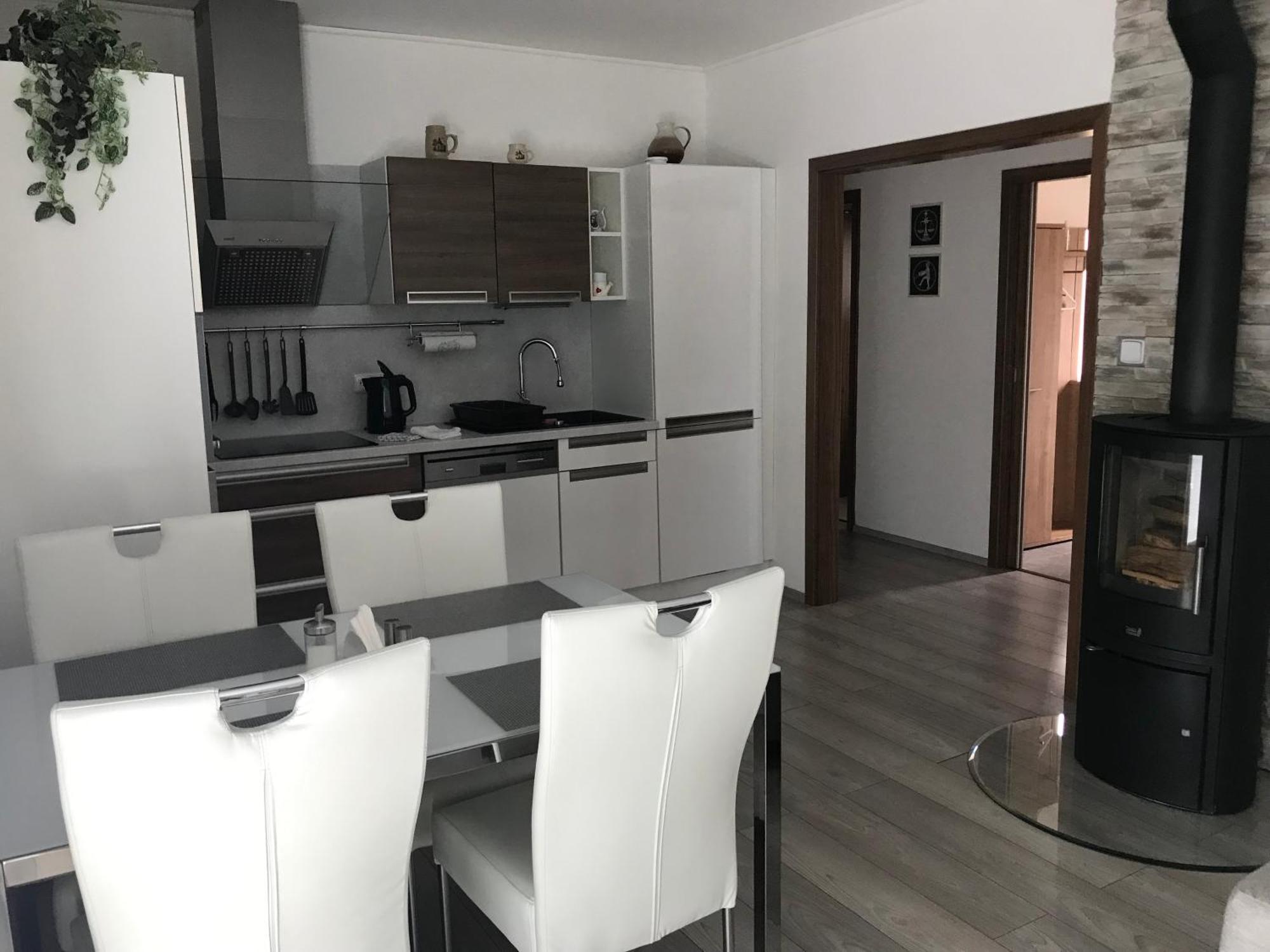 Prijemny Apartman Krovi V Rodinnem Domku Se Sdilenym Bazenem, Terasou A Zahradou Luaran gambar
