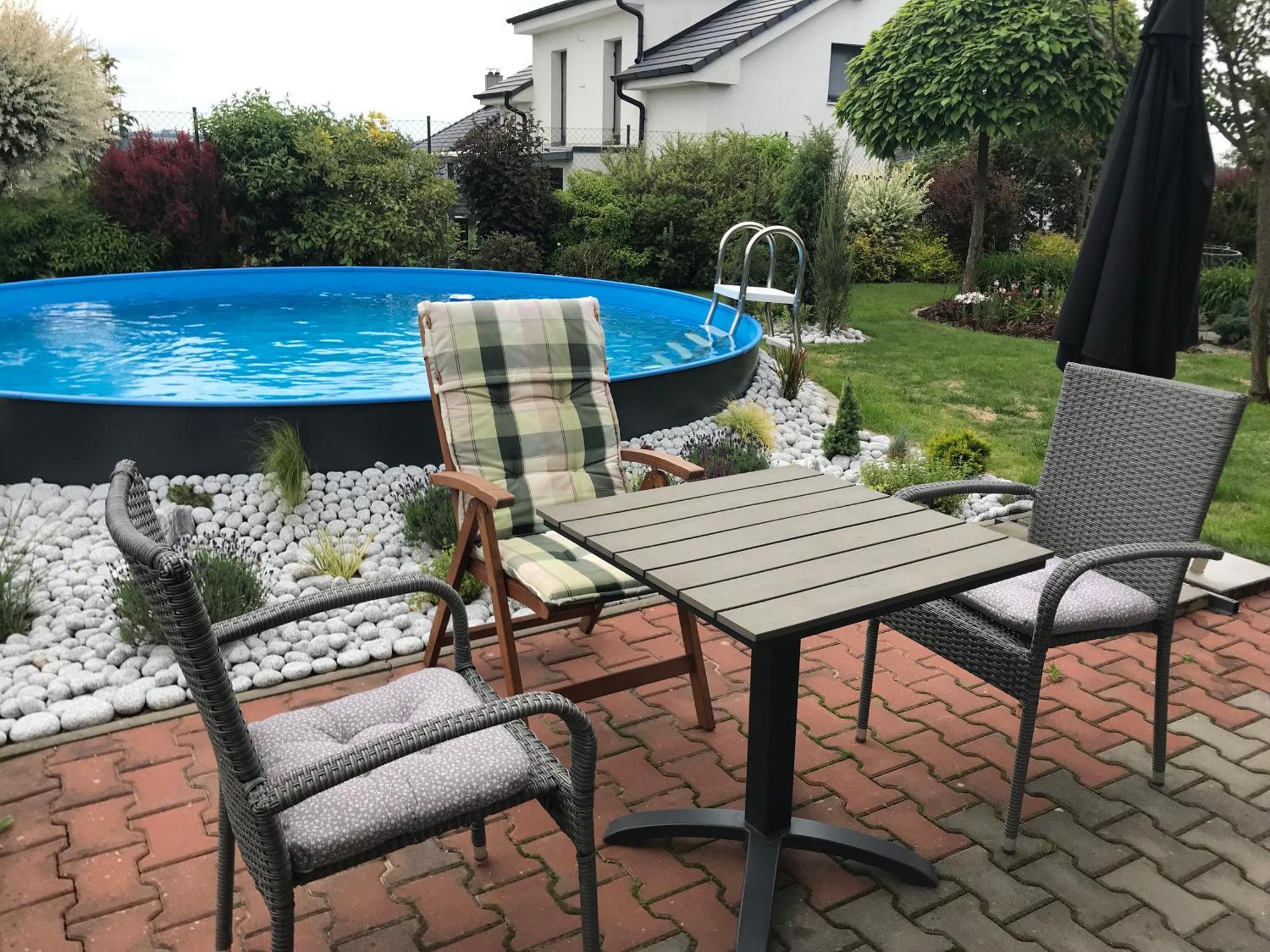 Prijemny Apartman Krovi V Rodinnem Domku Se Sdilenym Bazenem, Terasou A Zahradou Luaran gambar