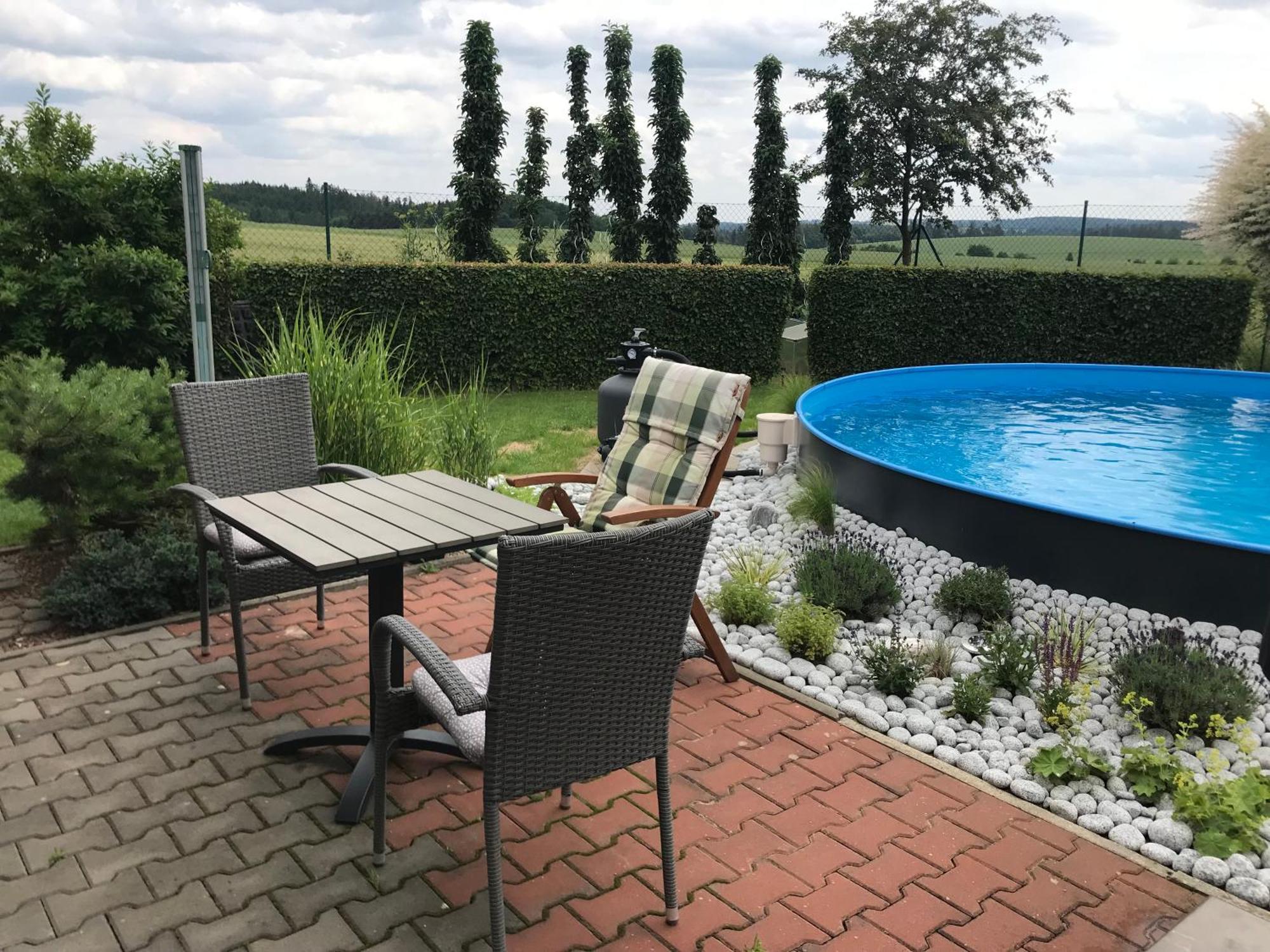 Prijemny Apartman Krovi V Rodinnem Domku Se Sdilenym Bazenem, Terasou A Zahradou Luaran gambar